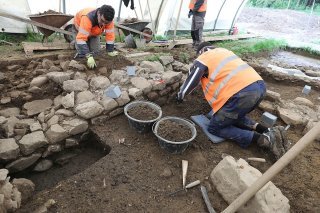 Les vestiges de murs d'un complexe de bâtiments romains datant d'environ 2000 ans ont été découverts dans une gravière à Cham (ZG).